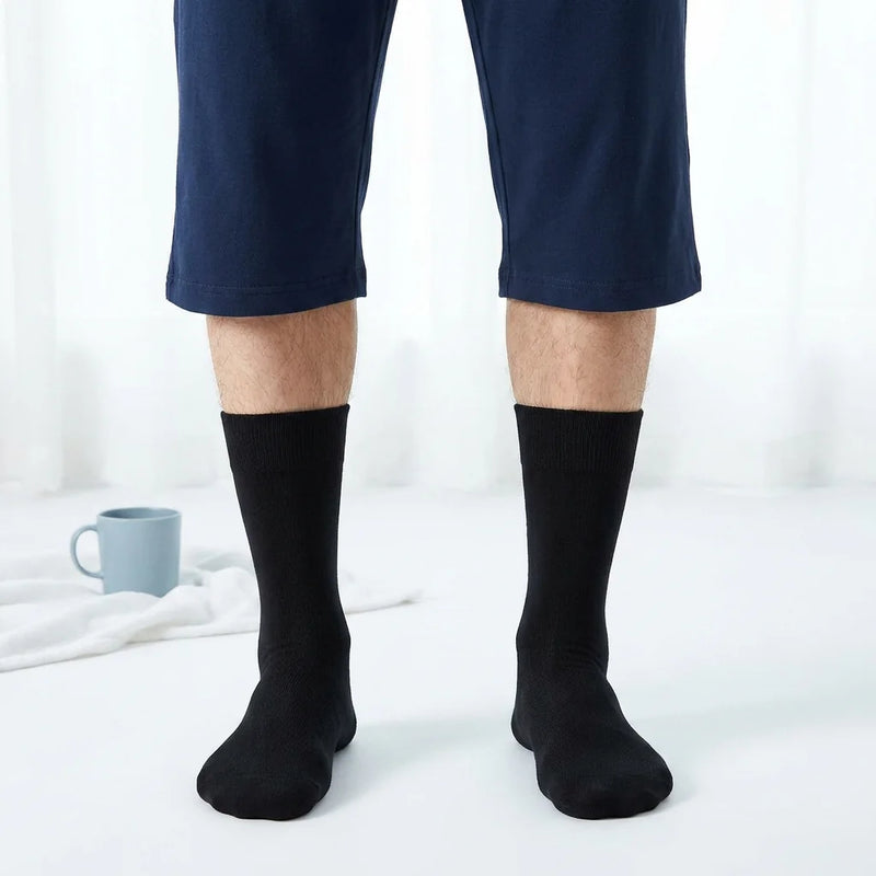 SockCalm-bambusukat mustina jalassa – pehmeä resori, puolisääreen ulottuvat