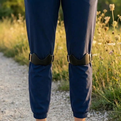 KneeFlex-polvihihnat molemmissa polvissa leggingsien päällä ulkoilussa