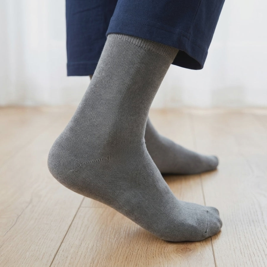 Harmaa SockCalm-bambusukka askeleessa – vahvistettu kantapää ja kärki