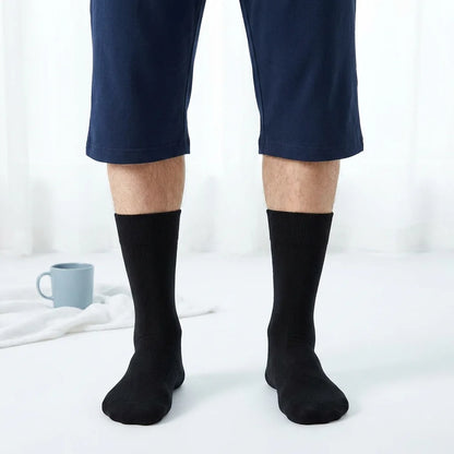 SockCalm-bambusukat mustina jalassa – pehmeä resori, puolisääreen ulottuvat